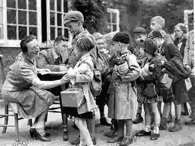 Evacuee Children In School Britain S Wartime Evacuees: The People Places And Stories Of The Evacuations Told Through The Accounts Of Those Who Were There (Voices From The Past)