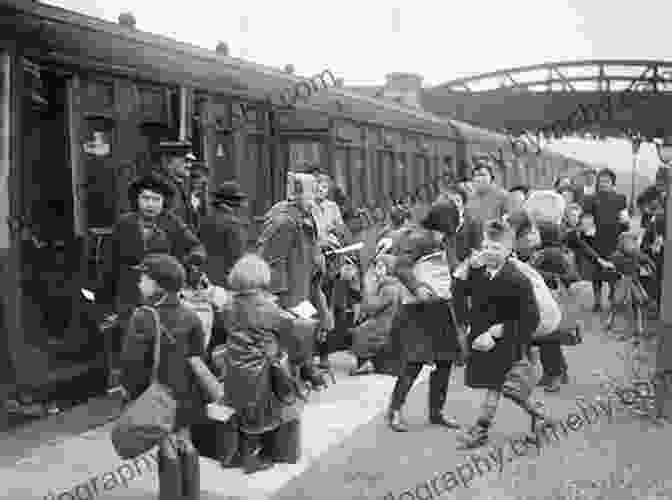 Evacuees Boarding A Train Britain S Wartime Evacuees: The People Places And Stories Of The Evacuations Told Through The Accounts Of Those Who Were There (Voices From The Past)